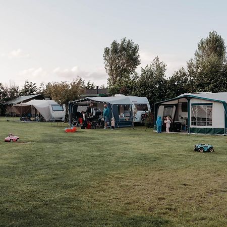 Camping De Tulpenweide Lege Kampeerplaats, Lege Plaats Op Het Gras Zonder Bed Breezand Eksteriør bilde