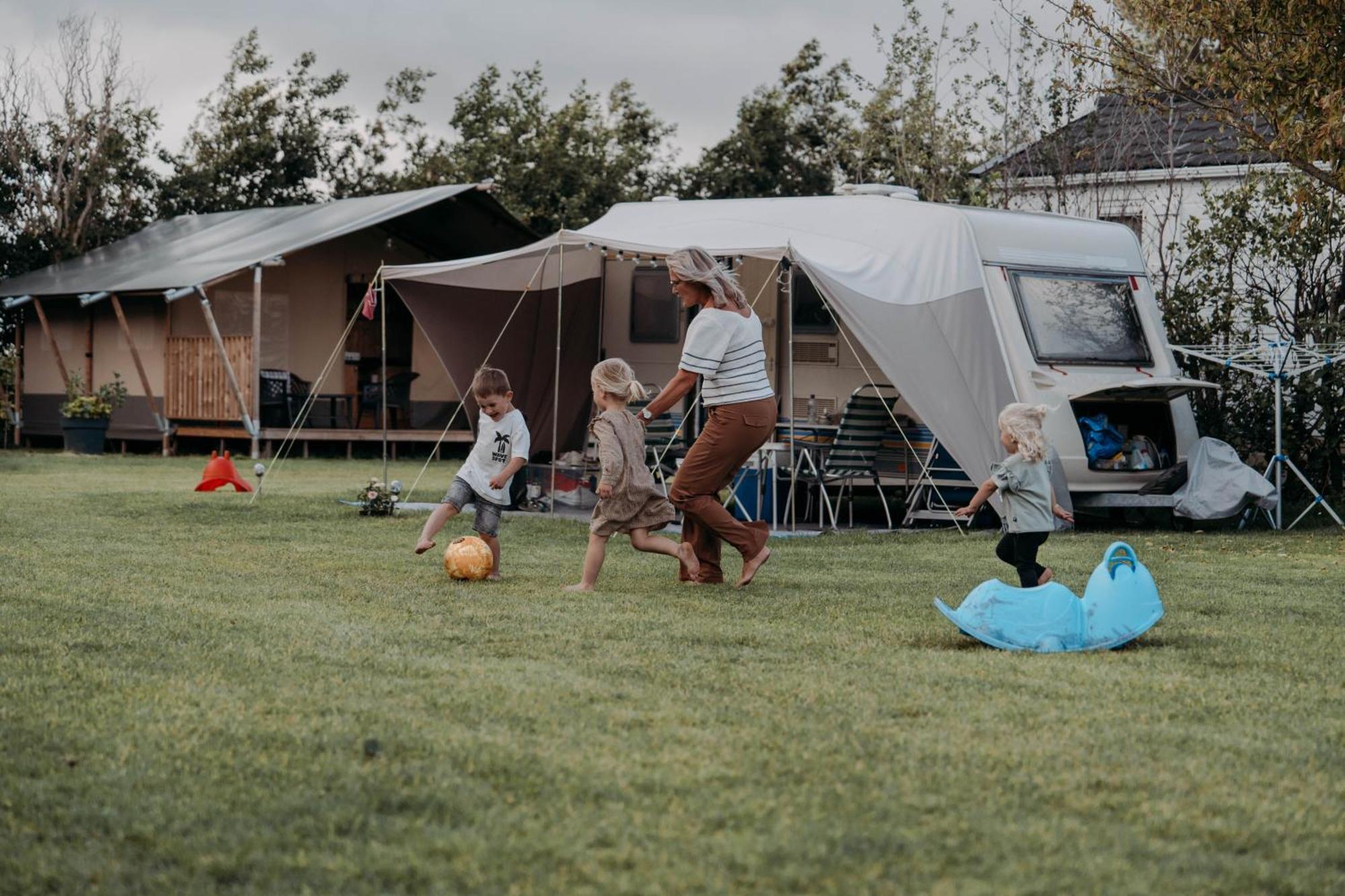 Camping De Tulpenweide Lege Kampeerplaats, Lege Plaats Op Het Gras Zonder Bed Breezand Eksteriør bilde