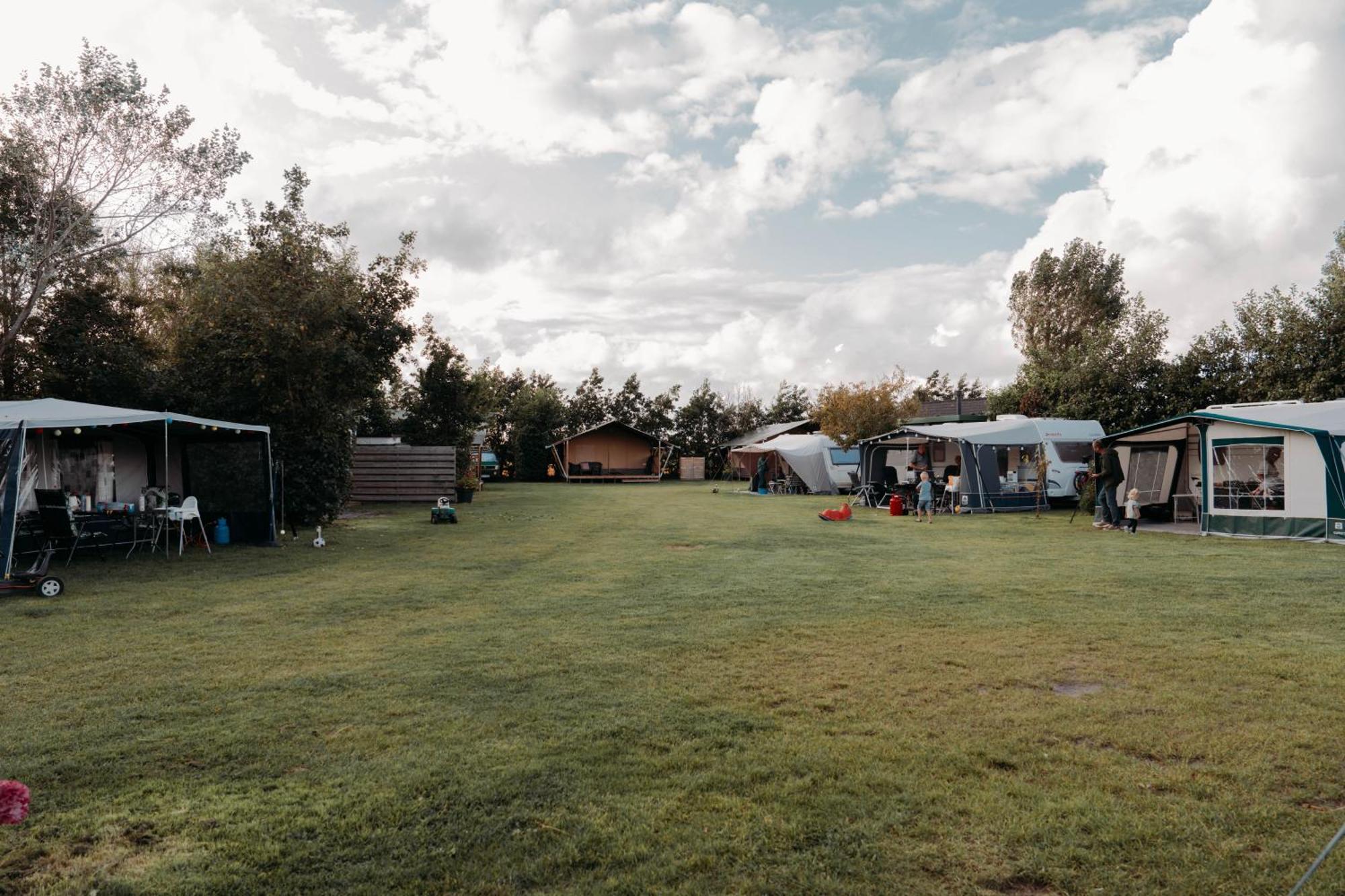 Camping De Tulpenweide Lege Kampeerplaats, Lege Plaats Op Het Gras Zonder Bed Breezand Eksteriør bilde