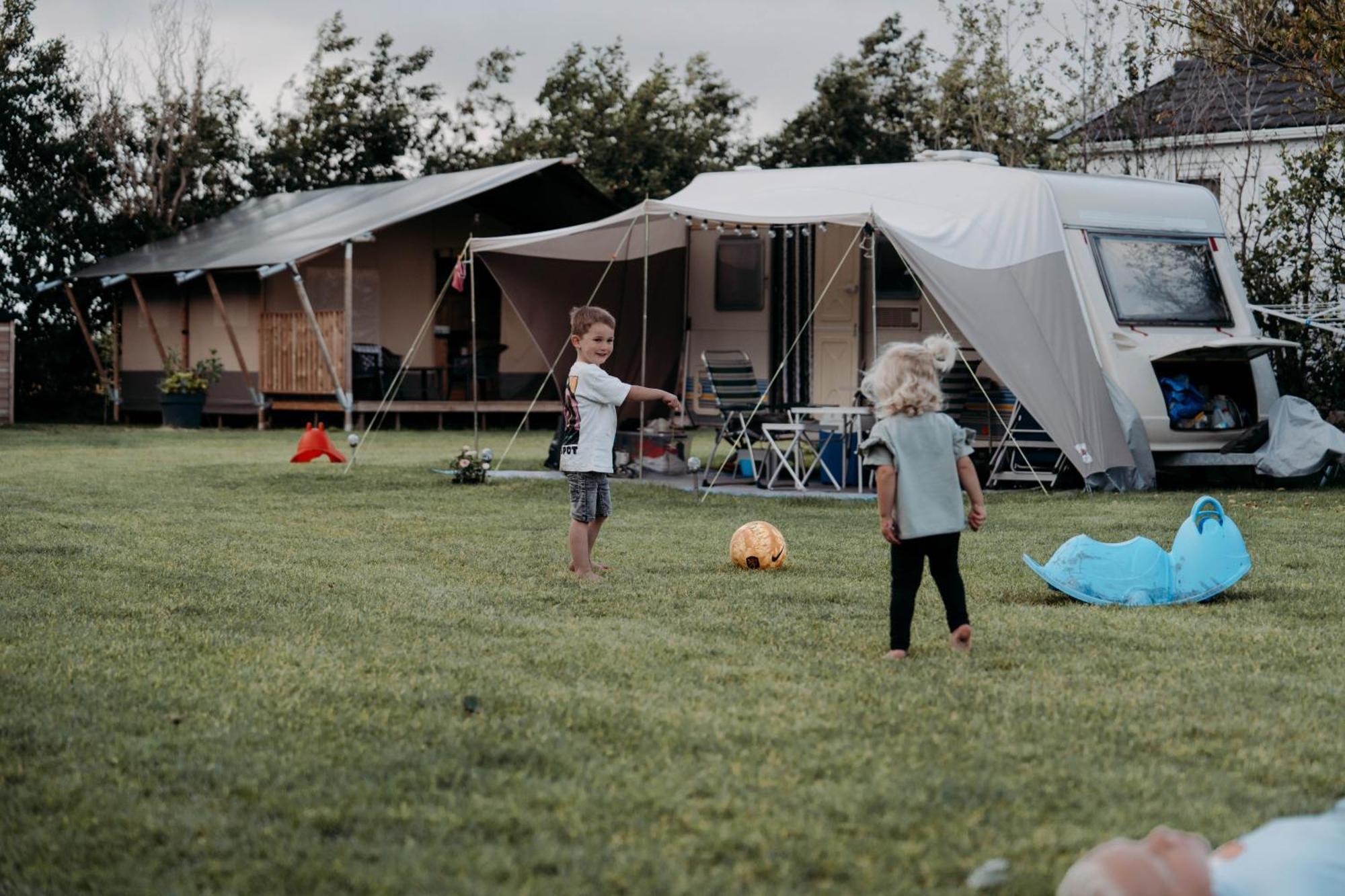 Camping De Tulpenweide Lege Kampeerplaats, Lege Plaats Op Het Gras Zonder Bed Breezand Eksteriør bilde