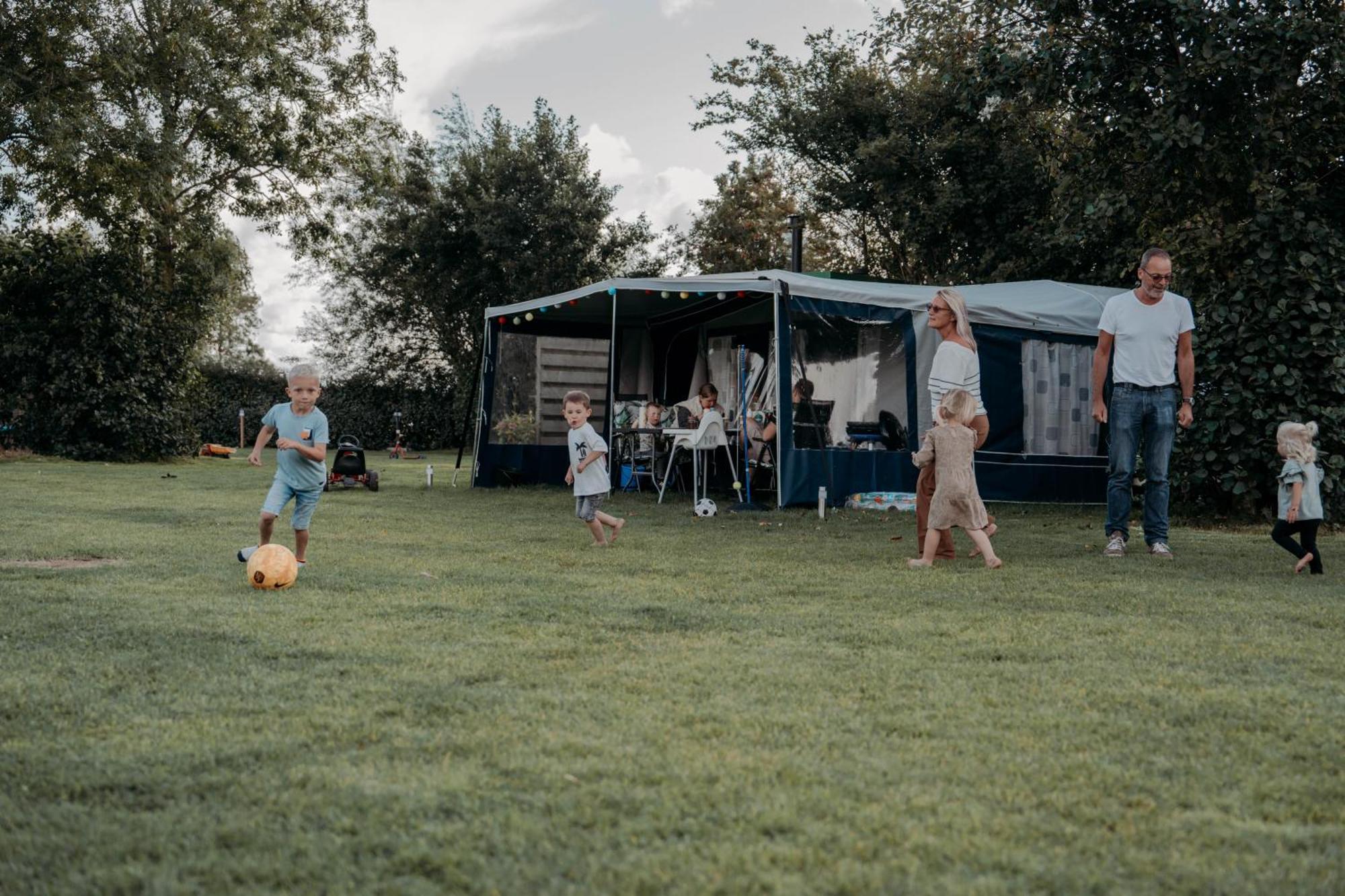 Camping De Tulpenweide Lege Kampeerplaats, Lege Plaats Op Het Gras Zonder Bed Breezand Eksteriør bilde
