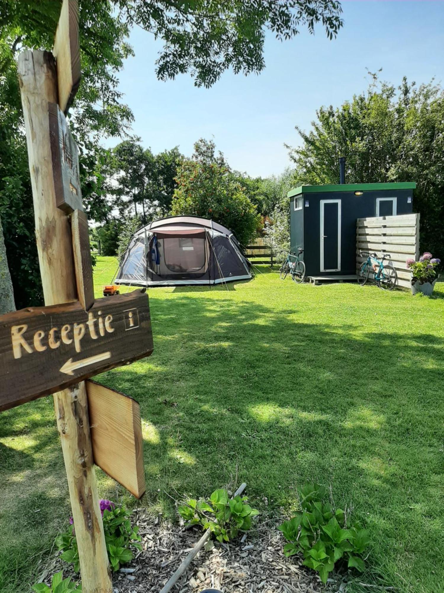 Camping De Tulpenweide Lege Kampeerplaats, Lege Plaats Op Het Gras Zonder Bed Breezand Rom bilde