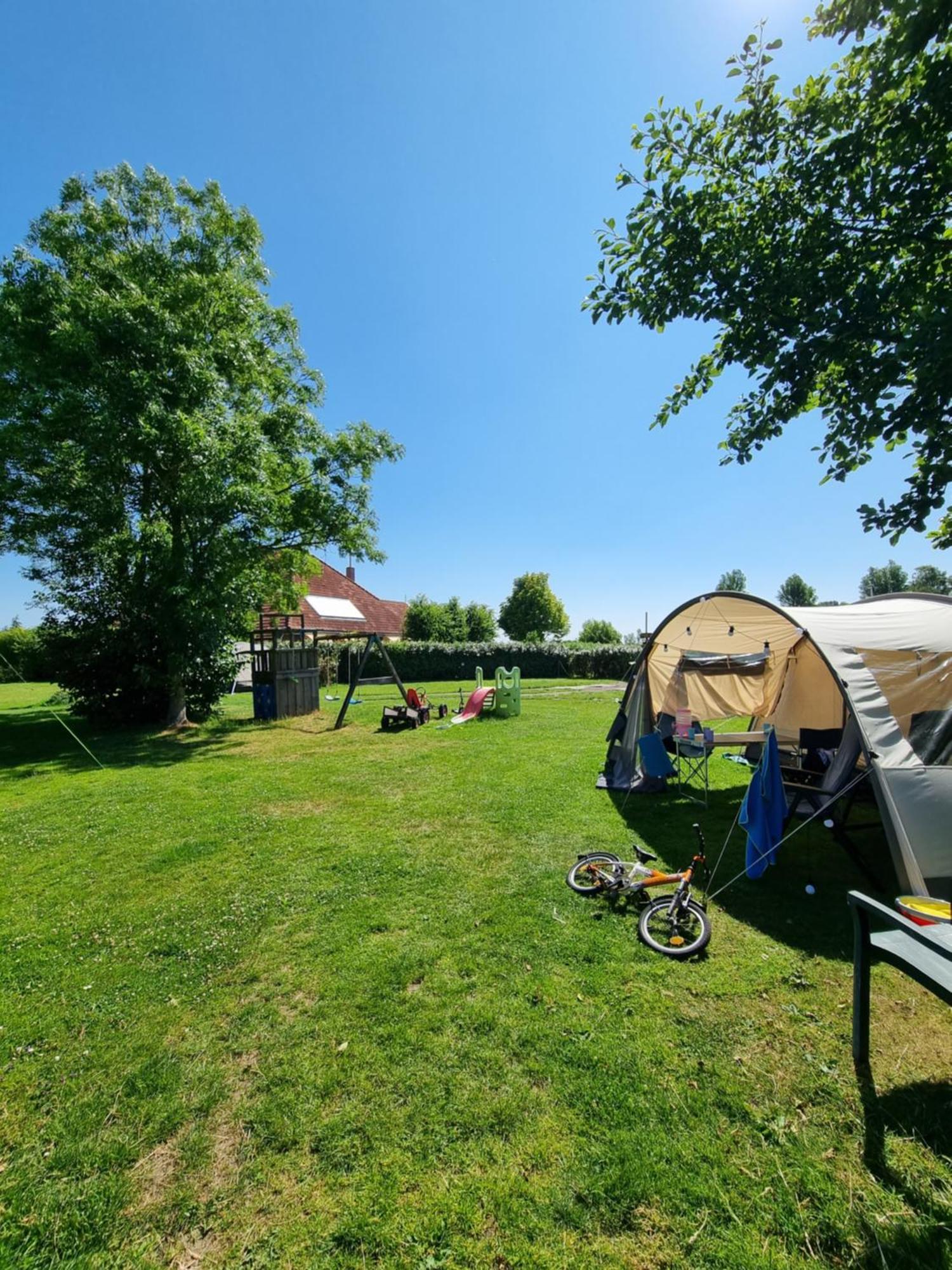 Camping De Tulpenweide Lege Kampeerplaats, Lege Plaats Op Het Gras Zonder Bed Breezand Rom bilde