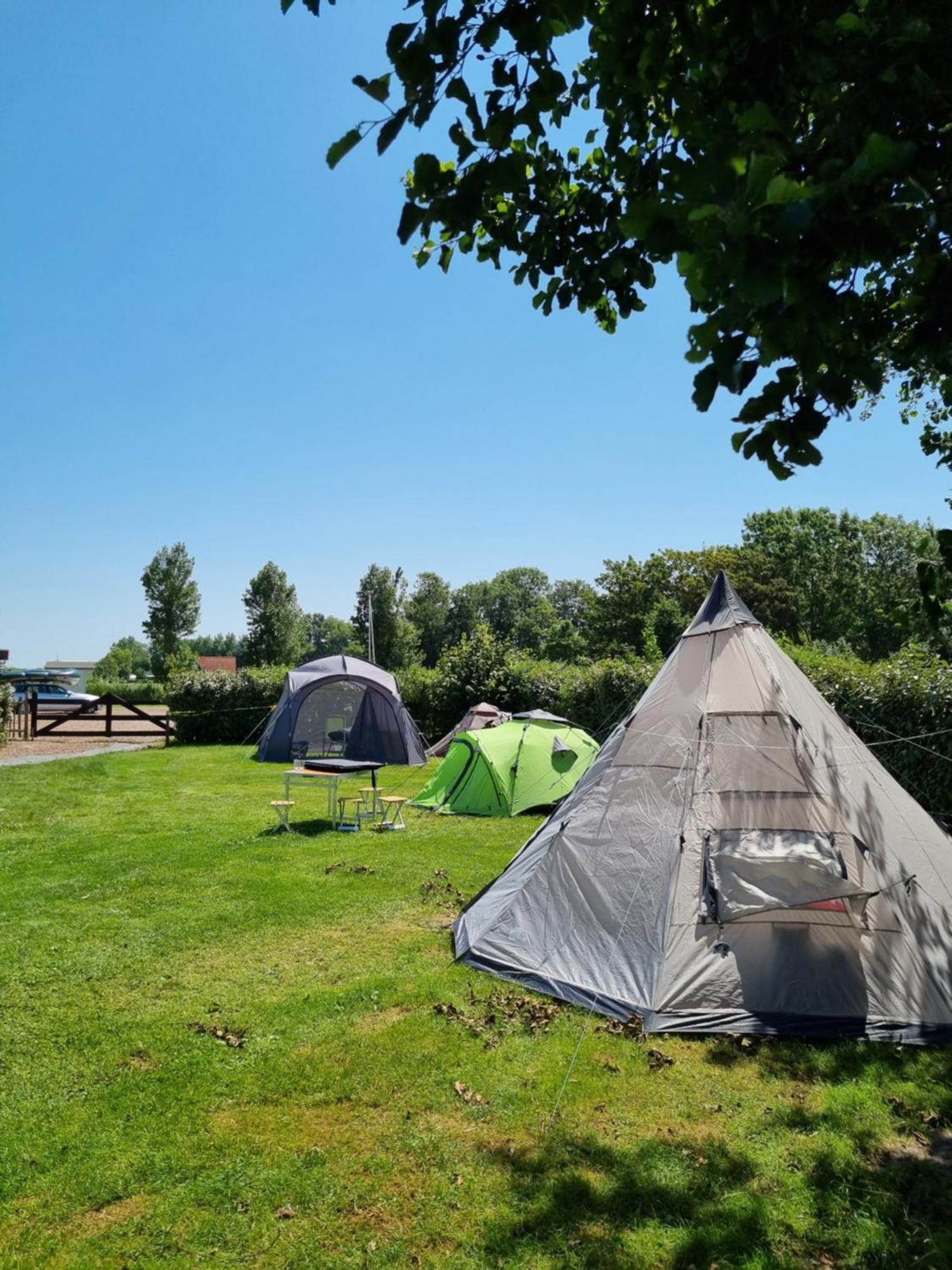 Camping De Tulpenweide Lege Kampeerplaats, Lege Plaats Op Het Gras Zonder Bed Breezand Rom bilde