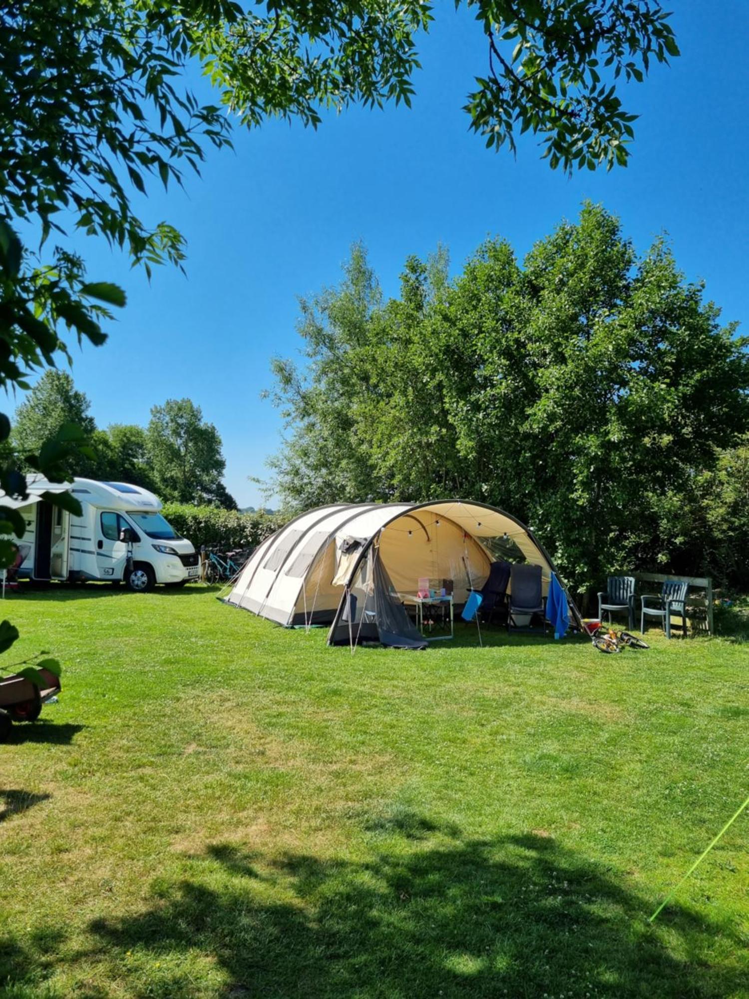 Camping De Tulpenweide Lege Kampeerplaats, Lege Plaats Op Het Gras Zonder Bed Breezand Rom bilde